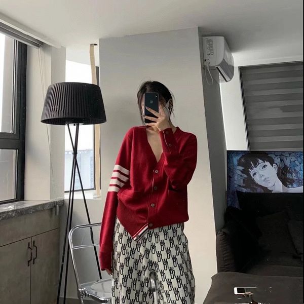luxury design red sweater female v-neck spring loose fashion yarn dyed four bar color matching long sleeve knitted cardigan, White;black
luxury design red sweater female v-neck spring loose fashion yarn dyed four bar color matching long sleeve knitted cardigan, White;black