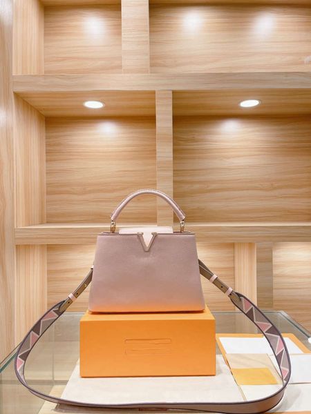 2021 luxury fashion designer handbag 3-color lychee pattern fabric high-end brand temperament
2021 luxury fashion designer handbag 3-color lychee pattern fabric high-end brand temperament