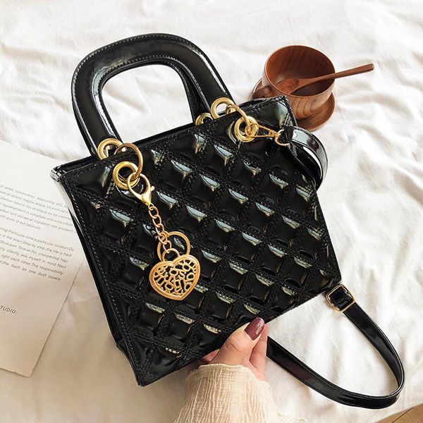 evening bags tote bag 2021 fashion patent leather women's designer handbag lingge shoulder messenger sac
evening bags tote bag 2021 fashion patent leather women's designer handbag lingge shoulder messenger sac