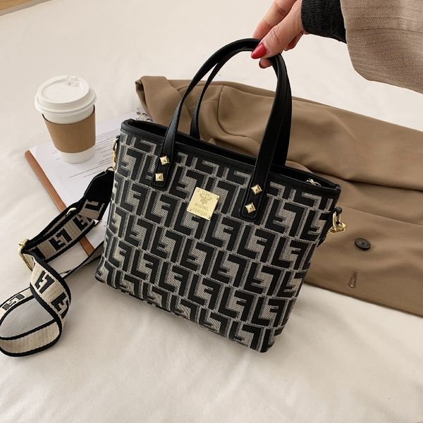 high texture broadband handbag style high-capacity single shoulder messenger women's new purses
high texture broadband handbag style high-capacity single shoulder messenger women's new purses