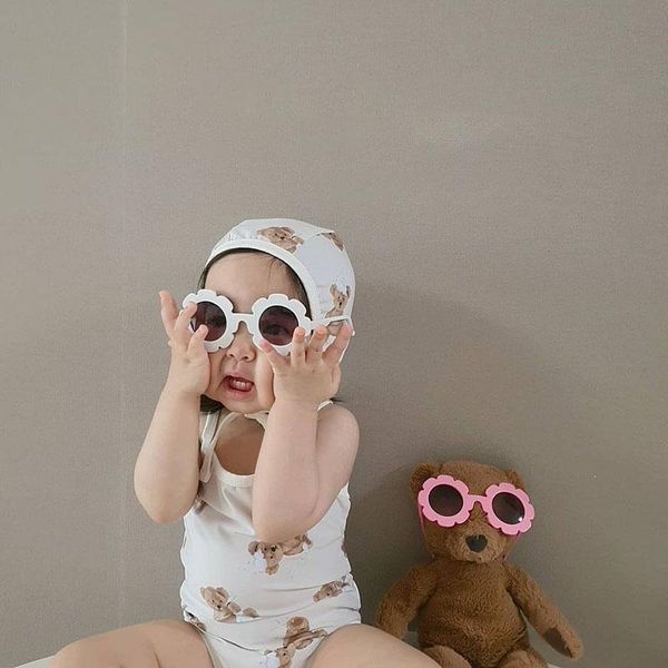 summer kids sunglass cute floral sunglasses with glasses case and glass cloth hair accessories, Slivery;white
summer kids sunglass cute floral sunglasses with glasses case and glass cloth hair accessories, Slivery;white