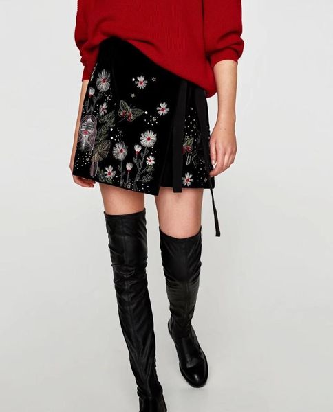 women's shorts 2021 autumn winter woman fashion black elastic waist skirt casual velvet lady flowers embroidered, White;black
women's shorts 2021 autumn winter woman fashion black elastic waist skirt casual velvet lady flowers embroidered, White;black