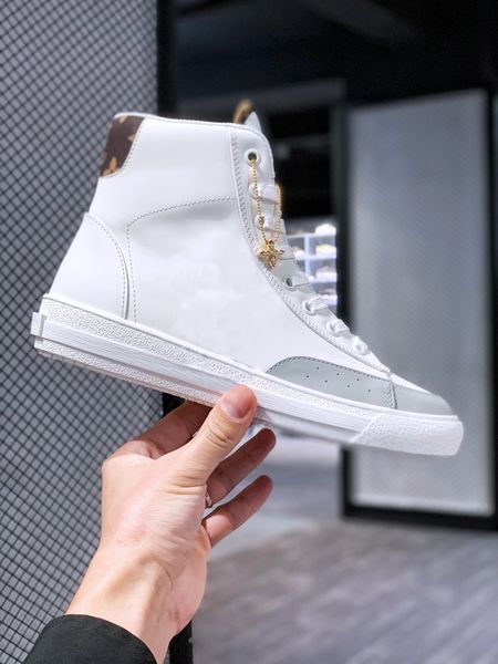 casual shoes men and women with the same breathable light and versatile trend of high-end sports white shoe
casual shoes men and women with the same breathable light and versatile trend of high-end sports white shoe