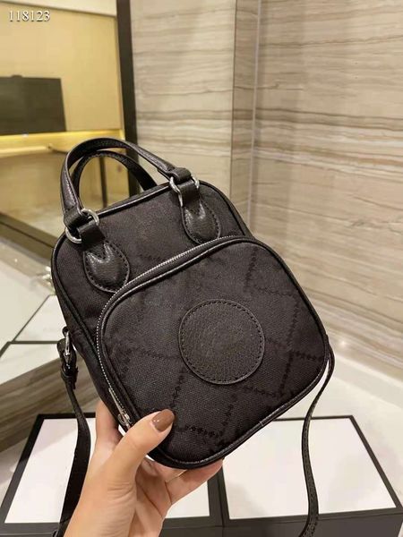 designer's single shoulder bag, lovers' canvas with leather, can be carried across, size 17cm
designer's single shoulder bag, lovers' canvas with leather, can be carried across, size 17cm