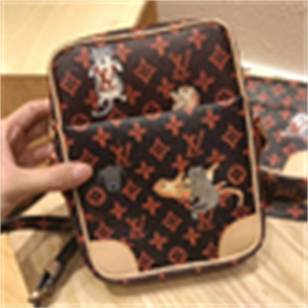 bags brand men designer iconic luxury shoulder hmhy cat cross series handbags large messenger cross-body totes camera pack body m44399 bags, Black;red
bags brand men designer iconic luxury shoulder hmhy cat cross series handbags large messenger cross-body totes camera pack body m44399 bags, Black;red