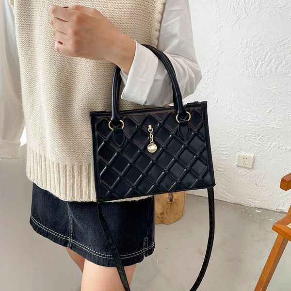 korean autumn and winter fashion bag 2021 portable women's rhombic lattice embroidered thread one shoulder armpit, Black;red
korean autumn and winter fashion bag 2021 portable women's rhombic lattice embroidered thread one shoulder armpit, Black;red
