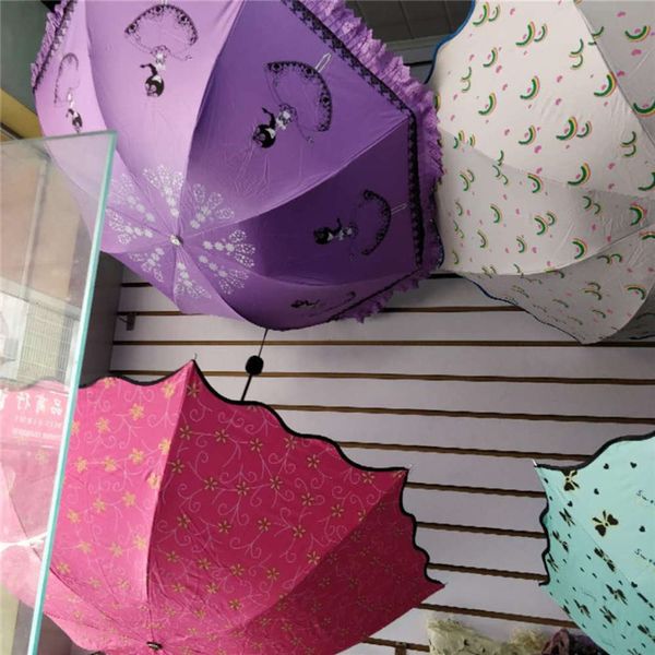 go to the market 15 yuan black plastic umbrella folding sunshade lace umbrella low price
go to the market 15 yuan black plastic umbrella folding sunshade lace umbrella low price