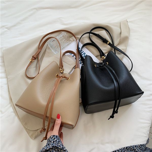 2022 new simple, versatile bucket bags, stylish crossbody bag, one-shoulder commuter handbag, large capacity women's bag
2022 new simple, versatile bucket bags, stylish crossbody bag, one-shoulder commuter handbag, large capacity women's bag