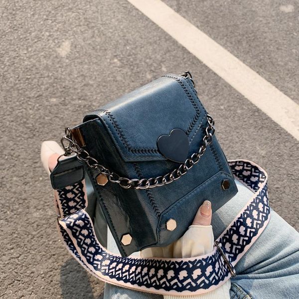 retro style handbag with heart lock, women, bracelet, mobile phone, 2021 shoulder bags
retro style handbag with heart lock, women, bracelet, mobile phone, 2021 shoulder bags