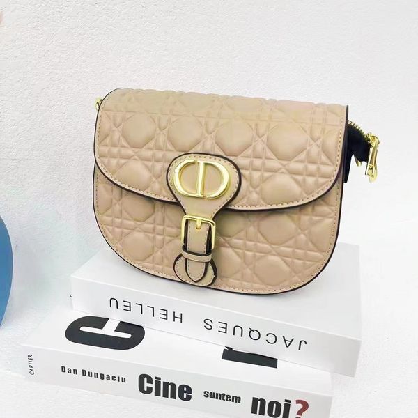 luxury design handbag women's 2021 new fashion and versatile one shoulder women's net red underarm cross carrying small square bag
luxury design handbag women's 2021 new fashion and versatile one shoulder women's net red underarm cross carrying small square bag