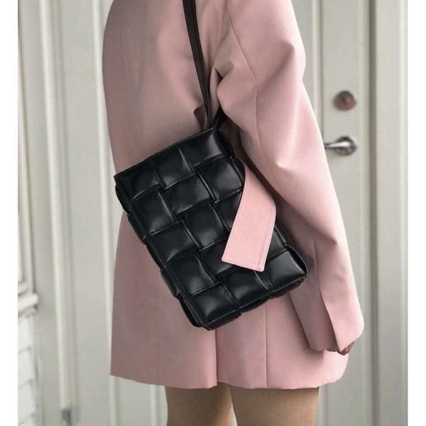 venetas bottega fashion leather woven hand pillow tofu small square single shoulder diagonal women's bag designer handbag wan
venetas bottega fashion leather woven hand pillow tofu small square single shoulder diagonal women's bag designer handbag wan