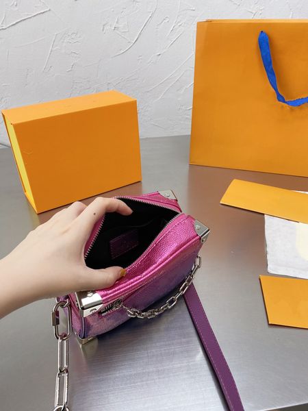 small box design unique and distinctive bag modelling high-end custom bags version of the classic luxury goods two-tone letter
small box design unique and distinctive bag modelling high-end custom bags version of the classic luxury goods two-tone letter