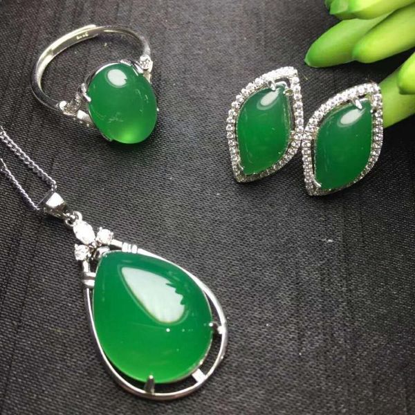 bracelet, earrings & necklace c24#925 silver inlaid natural chalcedony set, the jade face is clean and translucent, Black
bracelet, earrings & necklace c24#925 silver inlaid natural chalcedony set, the jade face is clean and translucent, Black