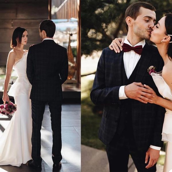 men's suits & blazers arrival dark plaid wedding men terno masculino slim fit tuxedo groom prom man blazer 3 pieces jacket+pant+vest, White;black
men's suits & blazers arrival dark plaid wedding men terno masculino slim fit tuxedo groom prom man blazer 3 pieces jacket+pant+vest, White;black