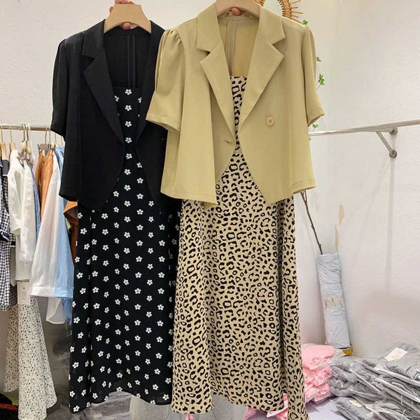 korean floral suspender + short sleeve suit coat 2-piece women's slim chiffon drs in 2021 summer, Black;gray
korean floral suspender + short sleeve suit coat 2-piece women's slim chiffon drs in 2021 summer, Black;gray