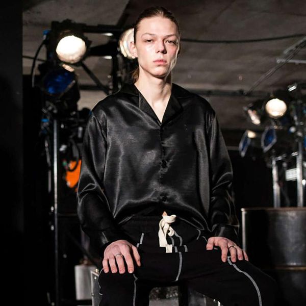 men's casual shirts 2021 summer european and american personality high end handsome silk face long sleeve shirt cuban collar, White;black
men's casual shirts 2021 summer european and american personality high end handsome silk face long sleeve shirt cuban collar, White;black