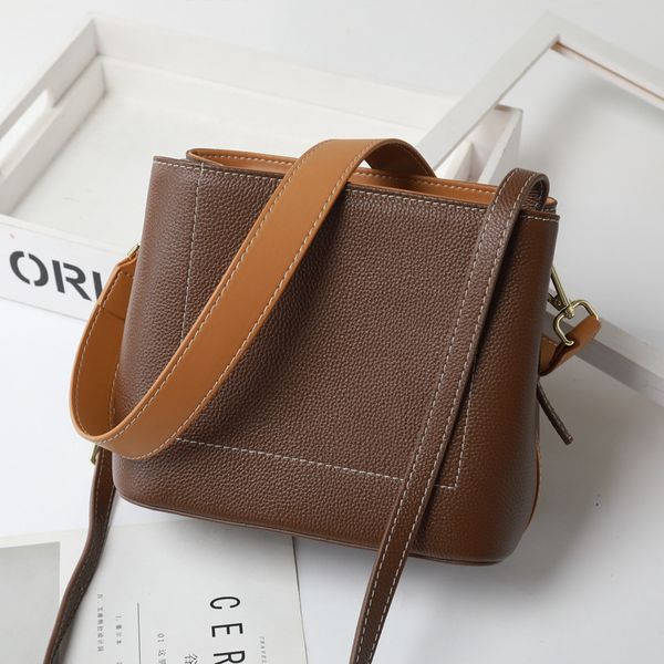 design hand large capacity underarm 2021 new summer leisure women's versatile one shoulder slant span korean bucket bag leather, Red;black
design hand large capacity underarm 2021 new summer leisure women's versatile one shoulder slant span korean bucket bag leather, Red;black