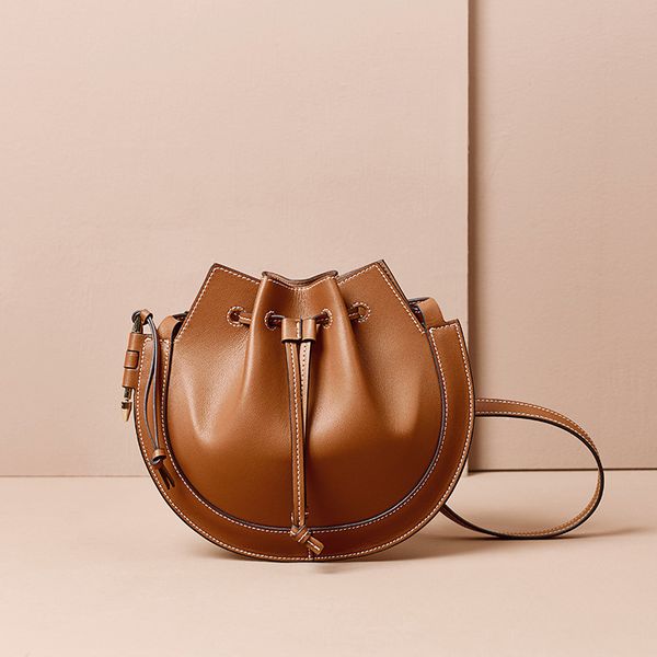 design hand 2020 spring and summer new leather women's trend horseshoe single shoulder diagonal straddle drawstring bucket saddle bag
design hand 2020 spring and summer new leather women's trend horseshoe single shoulder diagonal straddle drawstring bucket saddle bag