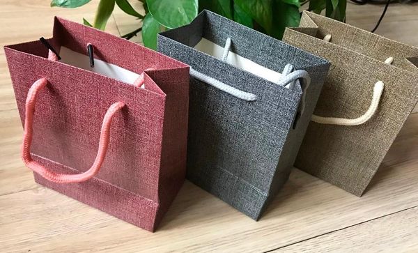 gift wrap 5 x hardpaper bags with handles,party paper for jewelry crafts favors,15x13x7cm small packaging
gift wrap 5 x hardpaper bags with handles,party paper for jewelry crafts favors,15x13x7cm small packaging