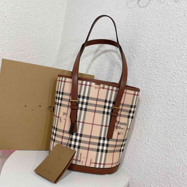 handbag medieval old flower women's bag vintage war horse checked bucket 2021 fashion large capacity, Black;red
handbag medieval old flower women's bag vintage war horse checked bucket 2021 fashion large capacity, Black;red