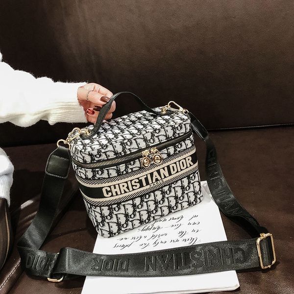 make-up bag large capacity cute portable size student net red cosmetics luxuryss designerss yw
make-up bag large capacity cute portable size student net red cosmetics luxuryss designerss yw