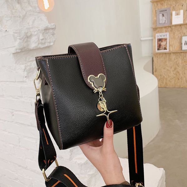 new style ladies handbag pu street ladies shoulder bag large capacity fashion messenger bag brand 2021 female bag
new style ladies handbag pu street ladies shoulder bag large capacity fashion messenger bag brand 2021 female bag