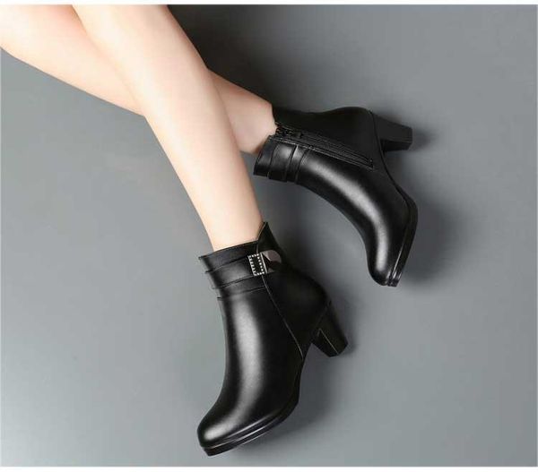 boots with thick soles and velvety cotton ankle worn by middle-aged elderly women in winter, Black
boots with thick soles and velvety cotton ankle worn by middle-aged elderly women in winter, Black