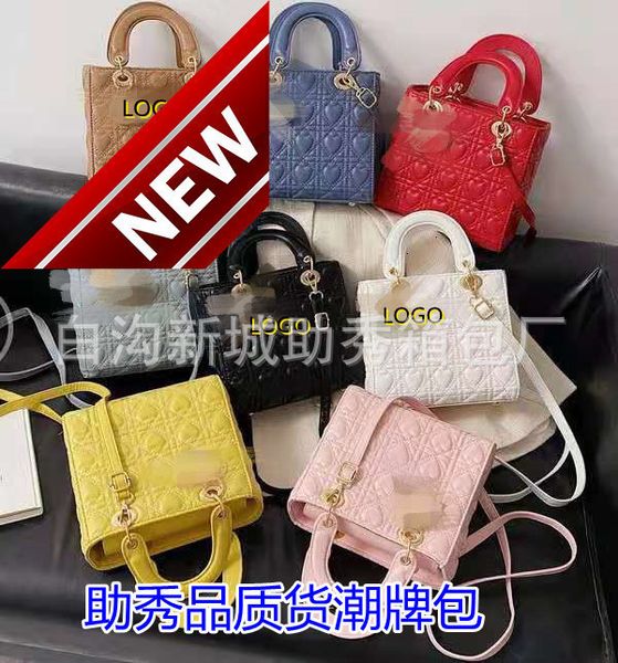 2022 autumn new women's simple solid color trendy brand hand-held one shoulder diana good quality fashion temperament bag
2022 autumn new women's simple solid color trendy brand hand-held one shoulder diana good quality fashion temperament bag