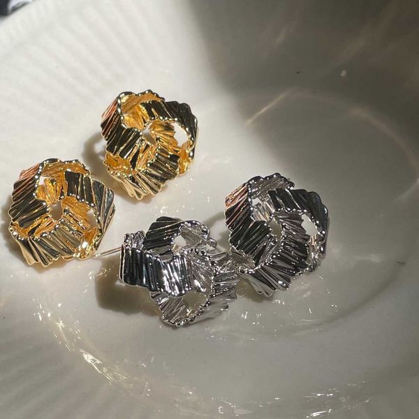 139 concave convex mechanism texture knitting personality exquisite earrings plated with real gold and silver needle color preserving french
139 concave convex mechanism texture knitting personality exquisite earrings plated with real gold and silver needle color preserving french