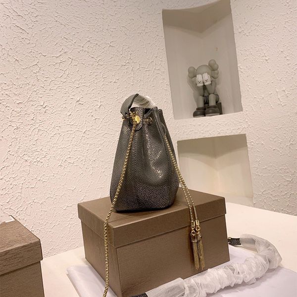 2022 senior classic women bucket bag snake head hardware fine flash leather 16cm european and american luxury street designer ha 
2022 senior classic women bucket bag snake head hardware fine flash leather 16cm european and american luxury street designer ha