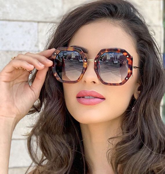 2021 new fashion retro luxury sunglasses men women wide alloy frame optical lens good for eyes nose pad, White;black
2021 new fashion retro luxury sunglasses men women wide alloy frame optical lens good for eyes nose pad, White;black
