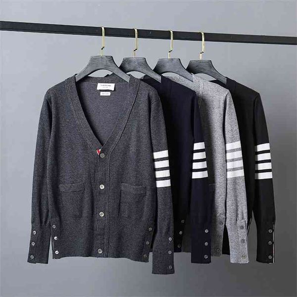 fashion brand tb sweaters men slim fit v-neck cardigans clothing striped cotton wool spring and autumn casual coat 210812, White;black
fashion brand tb sweaters men slim fit v-neck cardigans clothing striped cotton wool spring and autumn casual coat 210812, White;black