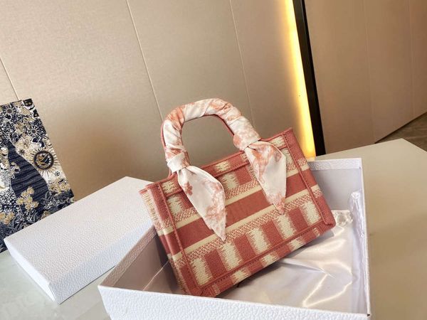 luxury designer bag shopping bag fashionable pink color matching pattern flat handle high sense of practicality and leisure
luxury designer bag shopping bag fashionable pink color matching pattern flat handle high sense of practicality and leisure