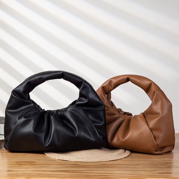 handbag women's bag autumn and winter 2021 leather single shoulder underarm ox horn cloud, Black;red
handbag women's bag autumn and winter 2021 leather single shoulder underarm ox horn cloud, Black;red
