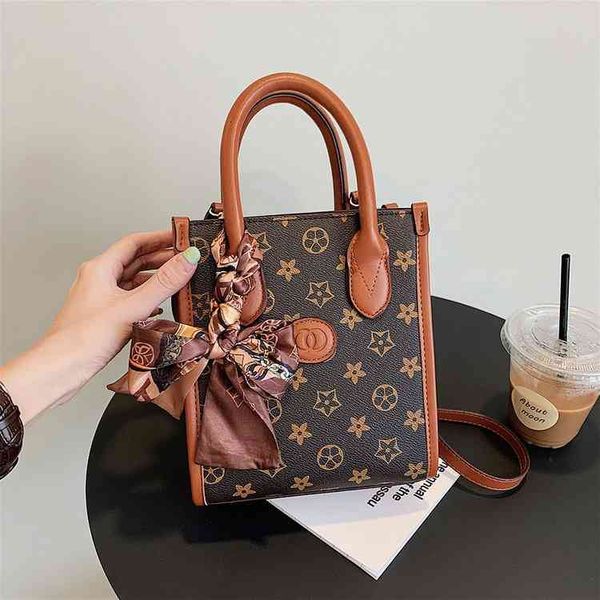 handbag fashion donkey family old flower portable tote bag women's 2021 autumn winter versatile one shoulder messenger, Black;red
handbag fashion donkey family old flower portable tote bag women's 2021 autumn winter versatile one shoulder messenger, Black;red
