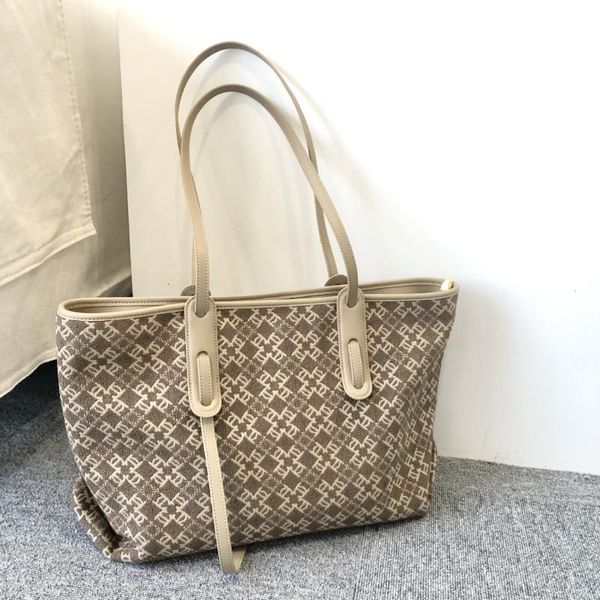 evening bags luxury designer high capacity tote handbag for women 2021 trends brand striped shopper shoulder shopping bag
evening bags luxury designer high capacity tote handbag for women 2021 trends brand striped shopper shoulder shopping bag