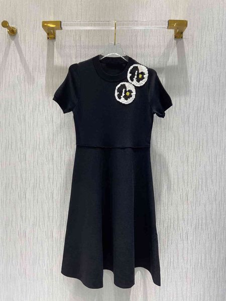 dress luxury design 2021 spring summer elegant jersey knitted handmade flowers embellished short, Black;gray
dress luxury design 2021 spring summer elegant jersey knitted handmade flowers embellished short, Black;gray
