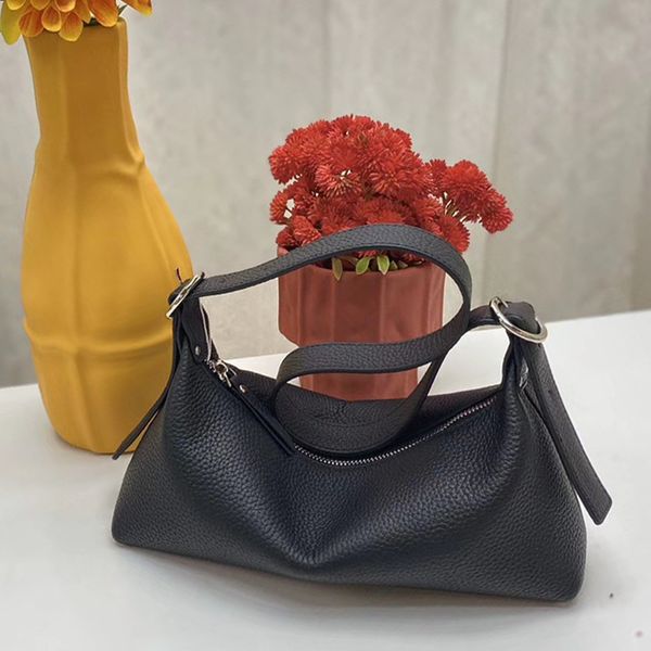 bag head layer cowhide underarm method stick single shoulder slant span versatile small bag
bag head layer cowhide underarm method stick single shoulder slant span versatile small bag