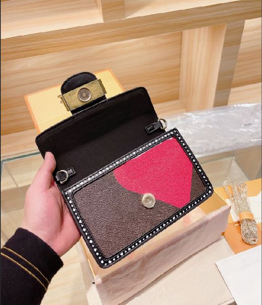 2021 new fashion leisure lady messenger bags temperament retro printing letter chain bag trendy texture one-shoulder handbag cross body -, Red;black
2021 new fashion leisure lady messenger bags temperament retro printing letter chain bag trendy texture one-shoulder handbag cross body -, Red;black