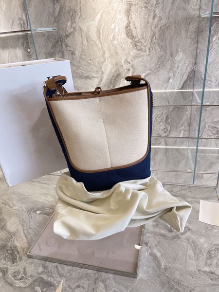 the new type bucket bag bag sets capacity is very big also has a fascinating artistic breath
the new type bucket bag bag sets capacity is very big also has a fascinating artistic breath