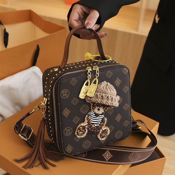 wholesale factory ladies leather shoulder bag hong kong wind classic printed handbags street personalized rivet handbag sweet cute cartoon b
wholesale factory ladies leather shoulder bag hong kong wind classic printed handbags street personalized rivet handbag sweet cute cartoon b