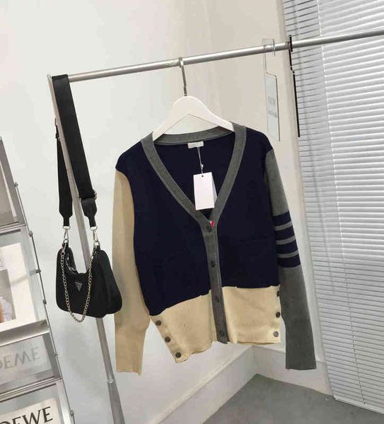 2022 factory wholesale new stitched v-neck sweater women's spring and autumn loose buckle leisure four bar knitted cardigan coat, Black;gray
2022 factory wholesale new stitched v-neck sweater women's spring and autumn loose buckle leisure four bar knitted cardigan coat, Black;gray
