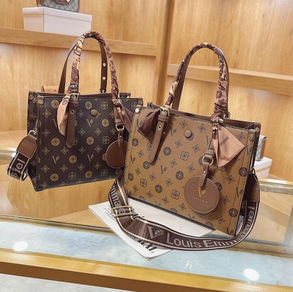 ladies shoulder bags hong kong wind contrast color printed handbag horizontal large capacity leather tote bag elegant atmosphere printed lea
ladies shoulder bags hong kong wind contrast color printed handbag horizontal large capacity leather tote bag elegant atmosphere printed lea