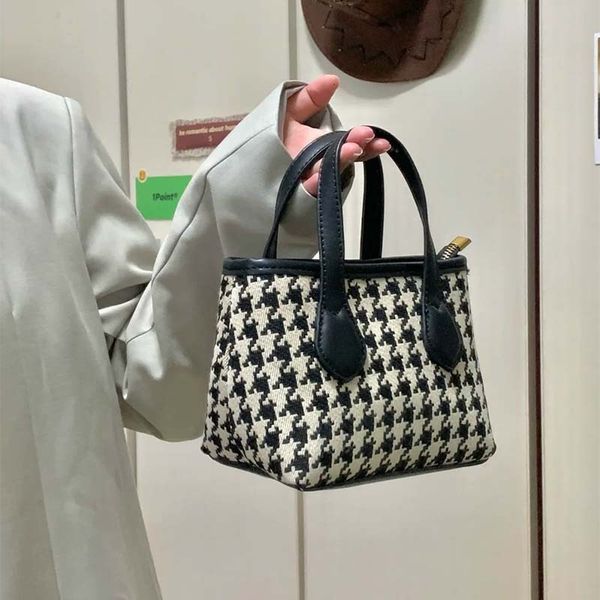2021 new thousand bird lattice small women's vegetable basket hand mobile phone and versatile one shoulder messenger bag
2021 new thousand bird lattice small women's vegetable basket hand mobile phone and versatile one shoulder messenger bag