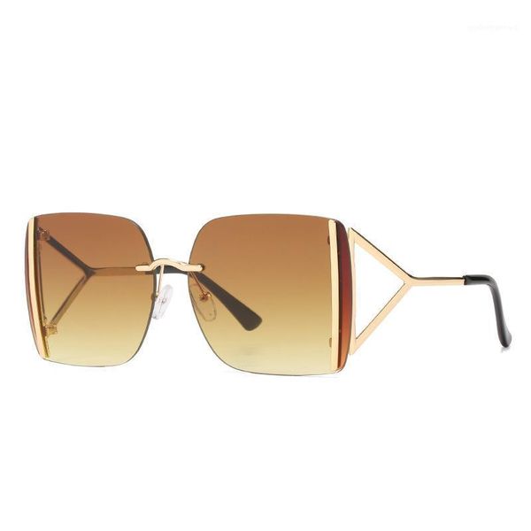 fashion modern big frame sunglasses female one-piece wide-rim european and american street shooting catwalk glasses, White;black
fashion modern big frame sunglasses female one-piece wide-rim european and american street shooting catwalk glasses, White;black