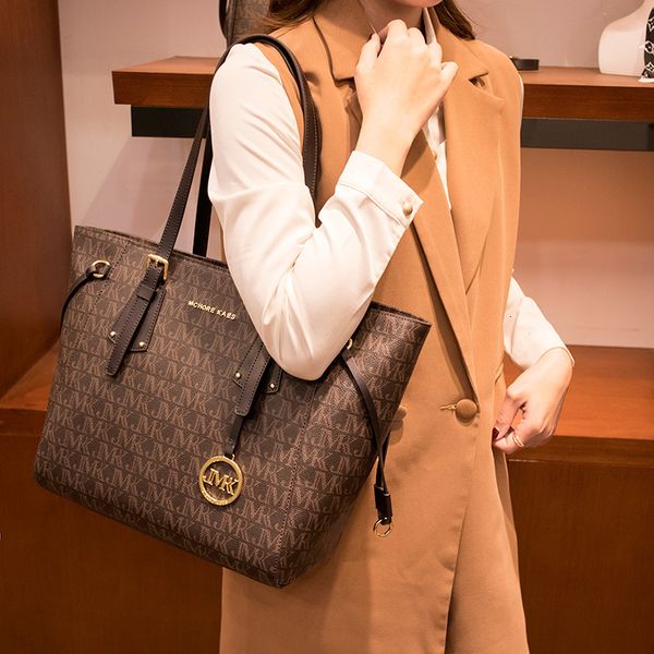 axillary package mkr women's bag fashion large capacity tote bag new 2021 versatile one shoulder
axillary package mkr women's bag fashion large capacity tote bag new 2021 versatile one shoulder