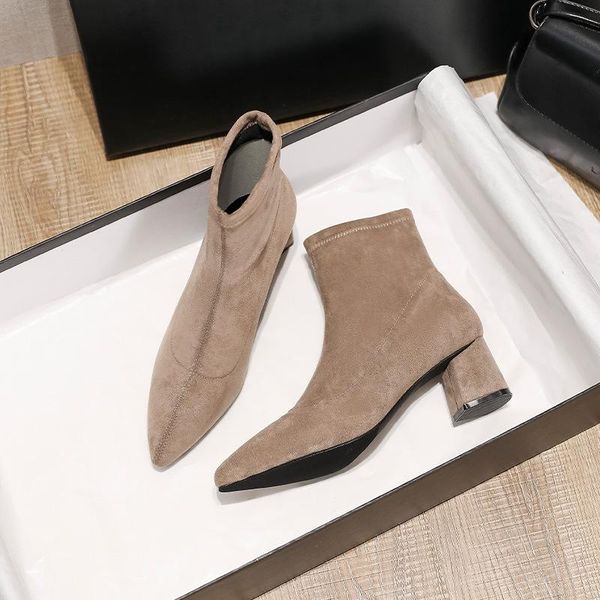 boots women's fall winter 2021 korean version pointed comfort plush medium heel thick short, Black
boots women's fall winter 2021 korean version pointed comfort plush medium heel thick short, Black