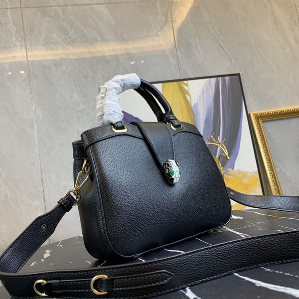 2021 genuine leather women shoulder bags luxury design handbags simple elegant ladies makeup bag with cosmetic mirror, Black;red
2021 genuine leather women shoulder bags luxury design handbags simple elegant ladies makeup bag with cosmetic mirror, Black;red