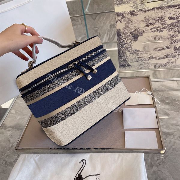 luxury designer 2021 sale cosmetic bag classic letter canvas embroidery zipper barrel bags women fashion retro totes handbag
luxury designer 2021 sale cosmetic bag classic letter canvas embroidery zipper barrel bags women fashion retro totes handbag