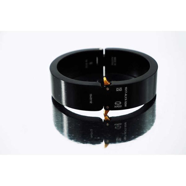 men women 1017 alyx 9sm alyx bracelet fashion hip hop metal lettering buckle shackle alyx bracelet with box q0717, Black
men women 1017 alyx 9sm alyx bracelet fashion hip hop metal lettering buckle shackle alyx bracelet with box q0717, Black